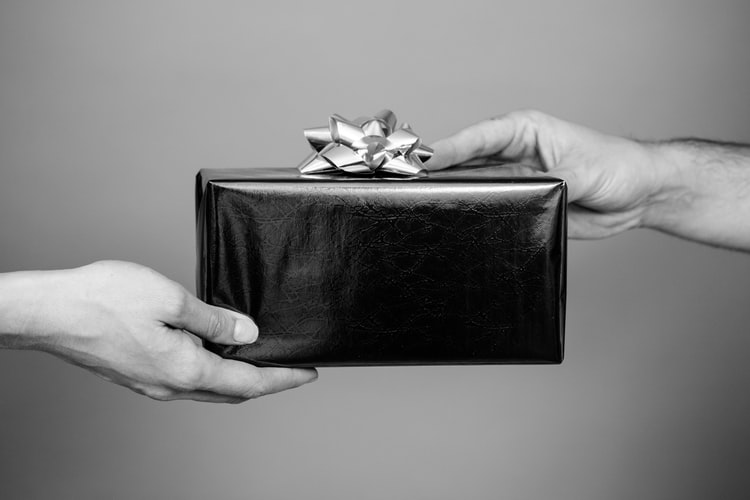 7 Corporate Gifts Better Than Gift Cards