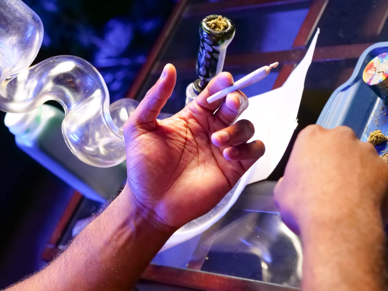 6 Reasons That Using a Bong Is the Best Social Smoking Method!