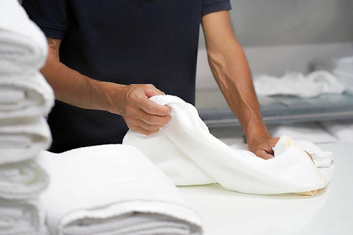 Pros And Cons of Commercial Laundry Service For Hotel Clothes