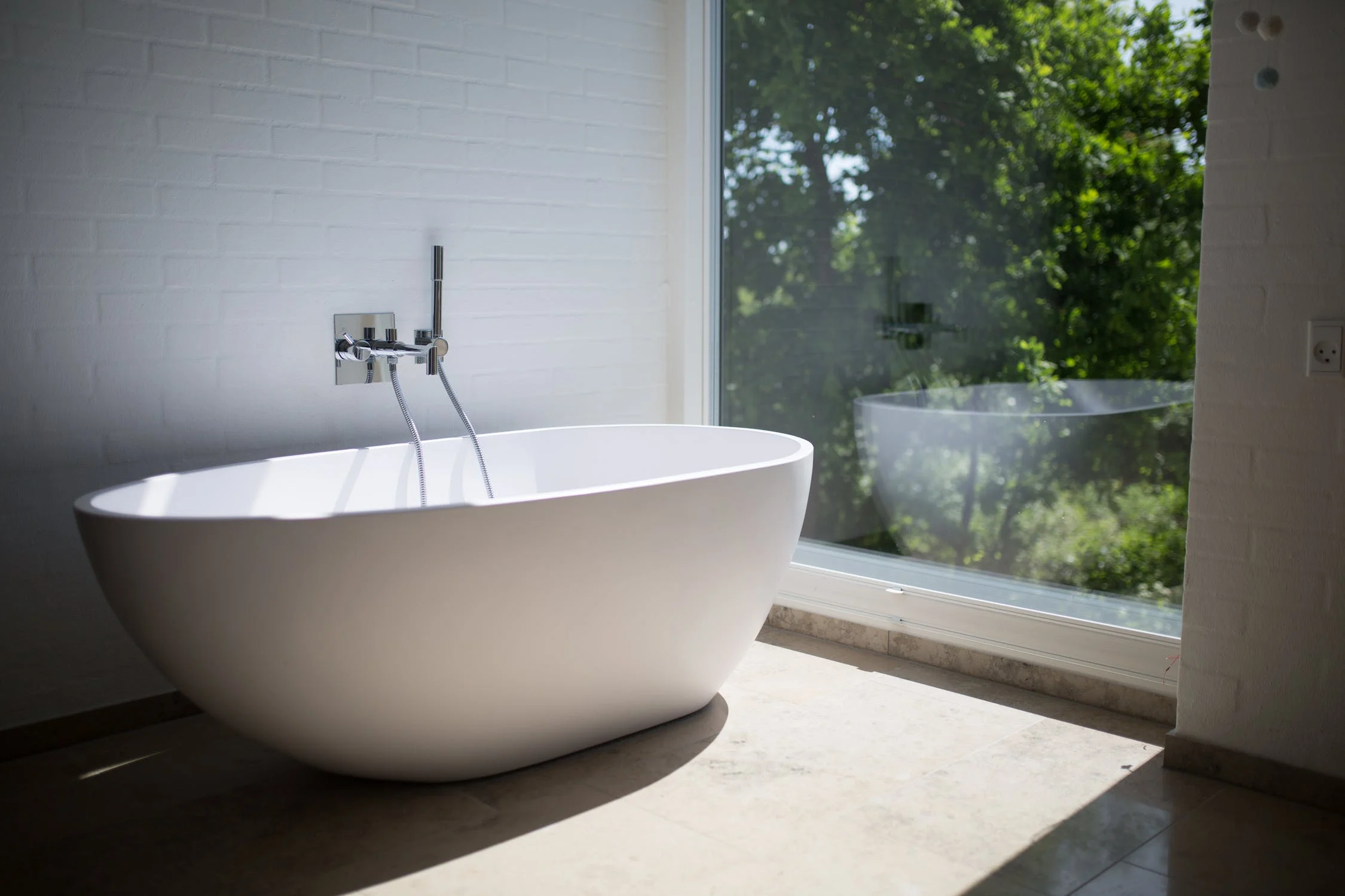 The Top Benefits Of The Walk-In Shower And Bathtub